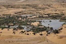 Image du Maroc Professionnelle de  Vue aérienne de la partie stagnante de la Sakia Al Hamra au environ de Laayoune où des oiseaux migrateurs comme les flamants roses trouvent refuge et repos durant leur voyage selon la saison, le 9 Avril 2010. (Photo / Abdeljalil Bounhar)


 